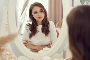 تاریخ وبگردی | چرا در آینه زیباتر از عکس به نظر می رسیم؟!