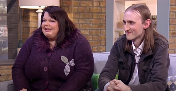 169509767339941-irannaz-com نسبت به شوهرش احساس نگرانی و بی اعتمادی می کند