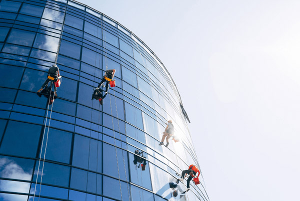 169676186559282-irannaz-com کسی که پنجره ساختمان های بلند و آسمان خراش ها را می شوید