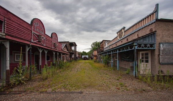 169676187183741-irannaz-com نگهبانی کردن در شب در ساختمان های متروکه ، عجیب و ترسناک ترین شغل های سراسر دنیا