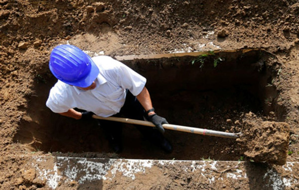 16967618783884-irannaz-com قبرکن ، گورکن ، عجیب و ترسناک ترین شغل های سراسر دنیا