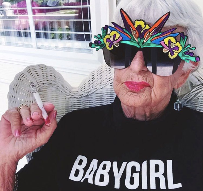 171568039944027-irannaz-com توصیه برای داشتن یک زندگی شاد ، زن مدل 95 ساله؛ شیک ترین مادربزرگ دنیا