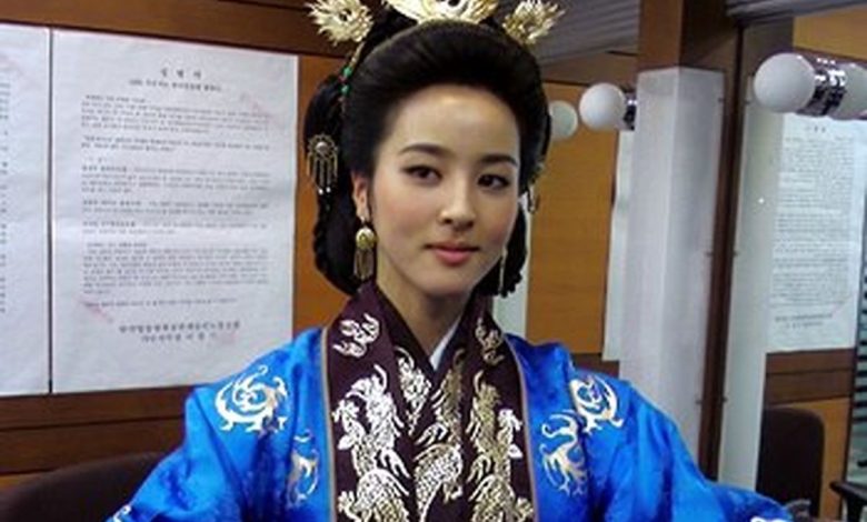 نگاه روز | عکس یادگاری «سوسانو» با پرندۀ شکاری در پشت صحنه سریال «جومونگ» عکس یادگاری «سوسانو» با پرندۀ شکاری در پشت صحنه سریال «جومونگ»