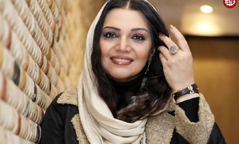 نگاه روز | «الهام پاوه نژاد» در 8 سالگی در کنار پدر و مادرش؛ سال 58 (عکس) سفر در زمان؛ «الهام پاوه نژاد» در 8 سالگی در کنار پدر و مادرش؛ سال 58