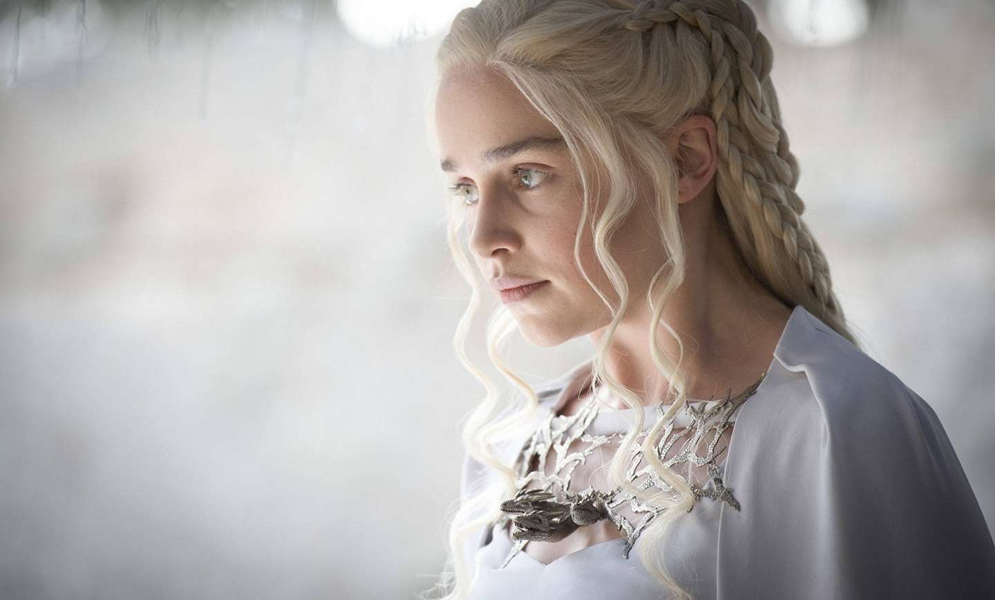 daenerys-targaryen-white-dress-portrait-s8flvmng561w1nff_10_11zon_10_11zon مدل موهای دنریس تارگرین تغییر میکند- گافهای بازی تاج و تخت