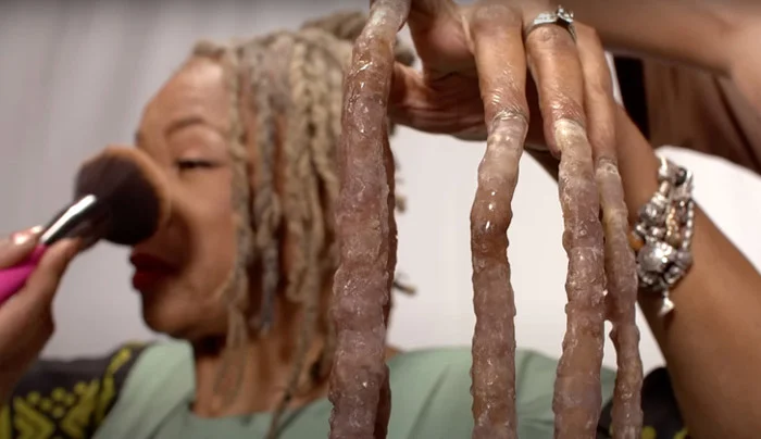 172880783497437-irannaz-com زن عجیبی که 27 سال است ناخن های خود را نگرفته!!