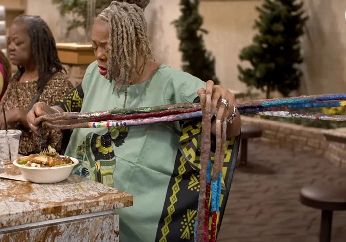 172880783824241-irannaz-com زن عجیبی که 27 سال است ناخن های خود را نگرفته!!