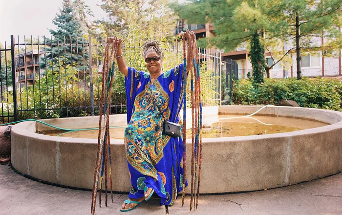 172880793641493-irannaz-com زن عجیبی که 27 سال است ناخن های خود را نگرفته!!