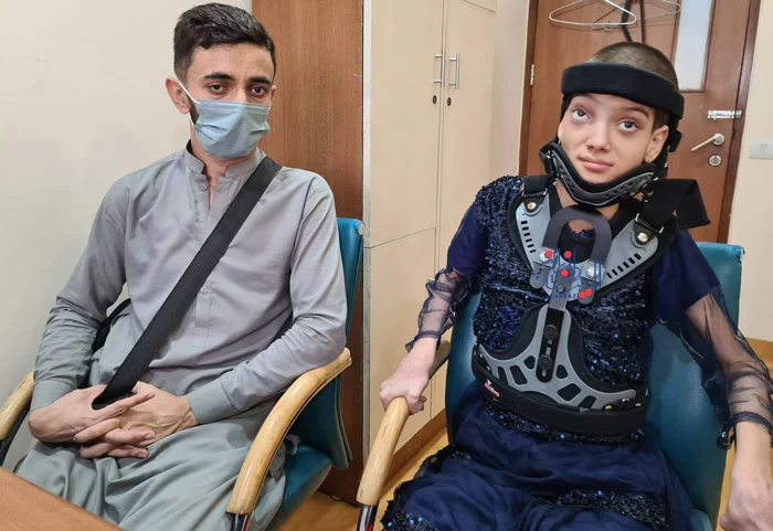 173235290545399-irannaz-com دختری عجیب و ترسناک که گردنش 90 درجه چرخیده!!