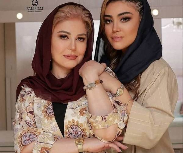 اکرم محمدی و دخترش