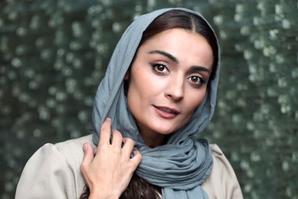 تاریخ و زمان وبگردی؛ تیپ ستاره حسینی و السا فیروزآذر هنگام موتور سواری در خیابان تاریخ و زمان وبگردی؛ تیپ ستاره حسینی و السا فیروزآذر هنگام موتور سواری در خیابان