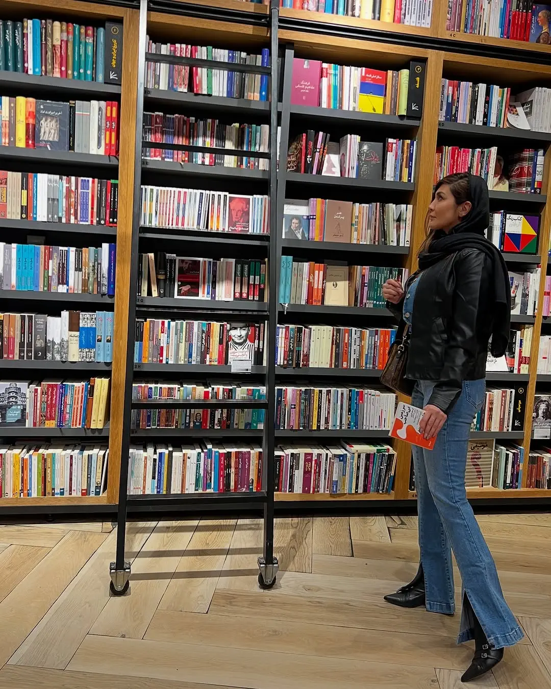 نگاه روز |ژست و پوشش خاص «مریم معصومی» در یک کتابفروشی نگاه روز |ژست و پوشش خاص «مریم معصومی» در یک کتابفروشی