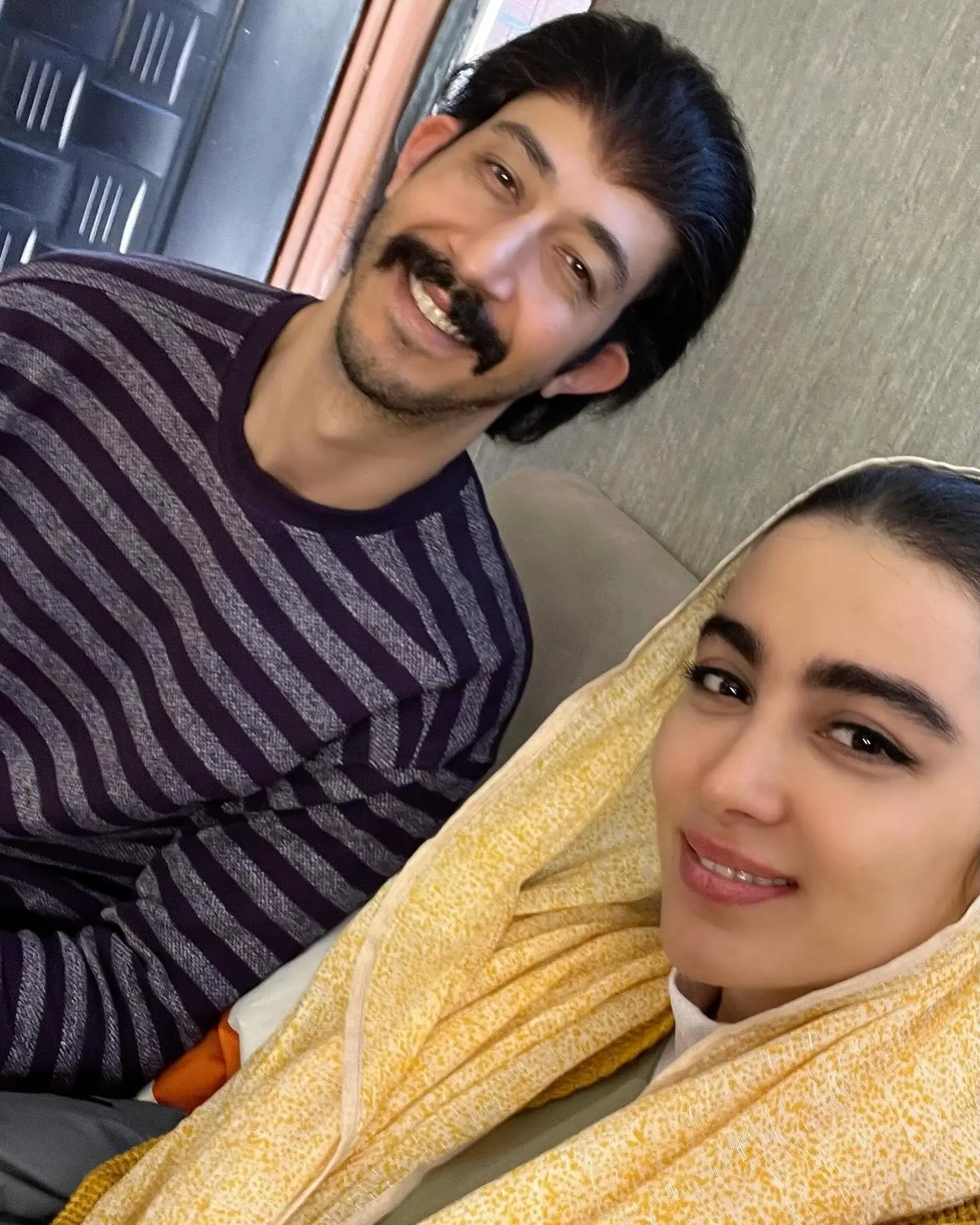 نگاه روز | ژست «بهتاش» و «سارا» سریال پایتخت 7 پشت صحنه نگاه روز | ژست «بهتاش» و «سارا» سریال پایتخت 7 پشت صحنه