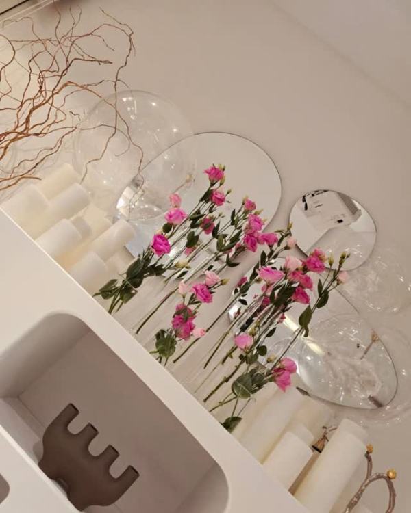 زیبایی باغچه کوچک مریم معصومی در خانه اش / ترکیب گل‌های رز صورتی و گلدان‌های شیشه‌ای خیره‌کننده