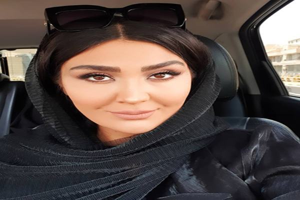 تاریخ و زمان وبگردی؛ زیبایی باغچه کوچک مریم معصومی در خانه اش / ترکیب گلهای رز صورتی و گلدانهای شیشهای خیرهکننده تاریخ و زمان وبگردی؛ زیبایی باغچه کوچک مریم معصومی در خانه اش / ترکیب گلهای رز صورتی و گلدانهای شیشهای خیرهکننده