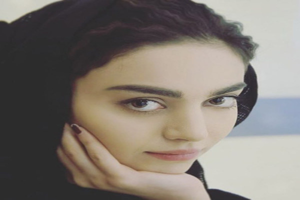 تاریخ و زمان وبگردی؛ خلاقیت منحصر بفرد مهشید جوادی در استفاده از گلهای داوودی در دکوراسیون کتابخانه اش تاریخ و زمان وبگردی؛ خلاقیت منحصر بفرد مهشید جوادی در استفاده از گلهای داوودی در دکوراسیون کتابخانه اش