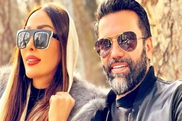 چهره ها در زمان؛ علیرضا نیکبخت واحدی در دنیای مد و فشن / تصاویر عجیب از مدل لباس شدن او که به سوژه داغ کاربران تبدیل شد چهره ها در زمان؛ علیرضا نیکبخت واحدی در دنیای مد و فشن / تصاویر عجیب از مدل لباس شدن او که به سوژه داغ کاربران تبدیل شد