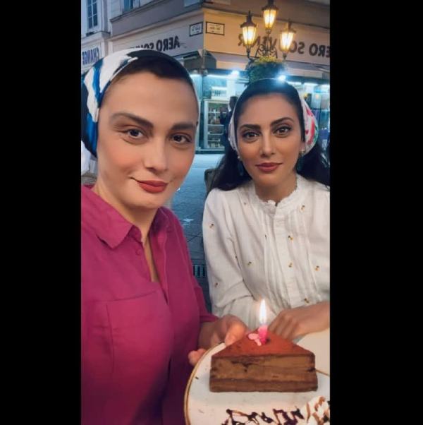 مونا فرجاد و خواهرش مارال