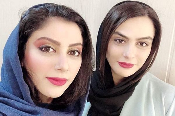 تاریخ و زمان وبگردی؛ استایل متفاوت مونا فرجاد و خواهرش مارال در قلب بارسلون تاریخ و زمان وبگردی؛ استایل متفاوت مونا فرجاد و خواهرش مارال در قلب بارسلون