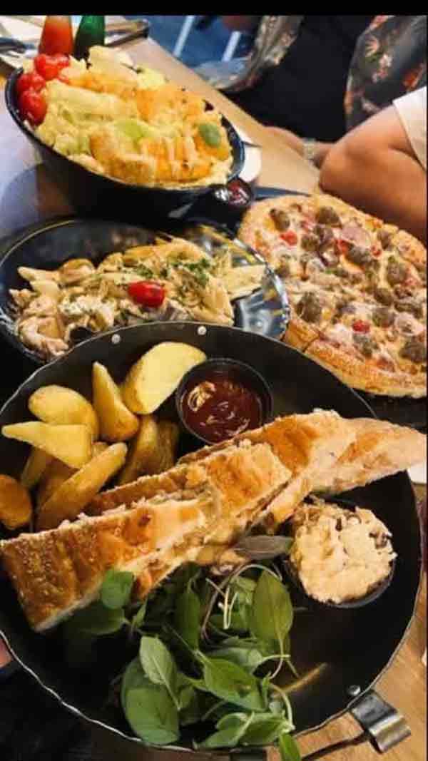 شب رمانتیک رضا گلزار و همسر جوانش