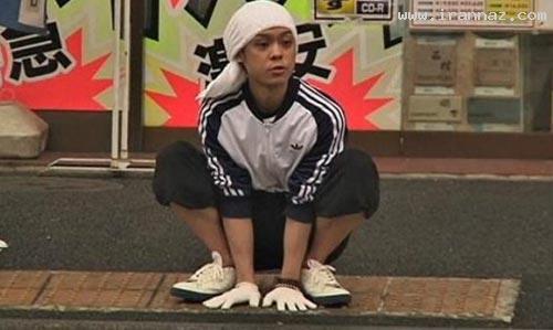 تاریخ و زمان وبگردی؛ مردی بسیار عجیب که مثل میمون راه می رود +عکس تاریخ و زمان وبگردی؛ مردی بسیار عجیب که مثل میمون راه می رود +عکس