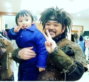 نگاه روز | عکس بیریو، پسر سوسانو در آغوش «هیوبو» در پشت صحنه سریال جومونگ