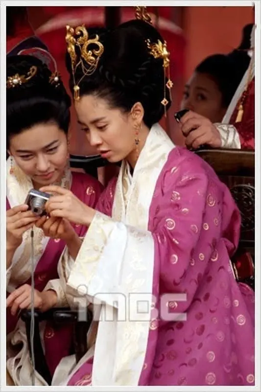 🔥تاریخ وبگردی | عکس همسران تسو و جومونگ در حال نگاه کردن در پشتصحنه سریال 🔥تاریخ وبگردی | عکس همسران تسو و جومونگ در حال نگاه کردن در پشتصحنه سریال