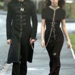 پخش زنده تصاویر | دختری عجیب که مانند سگ ها زندگی میکند! +عکس