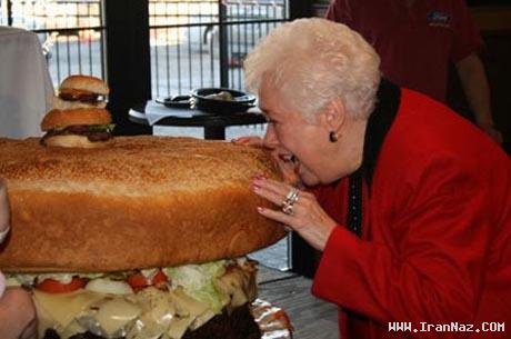 زمان و ساعت وبگردی؛ فروش بزرگترین همبرگر جهان با 153 کیلو وزن +عکس زمان و ساعت وبگردی؛ فروش بزرگترین همبرگر جهان با 153 کیلو وزن +عکس