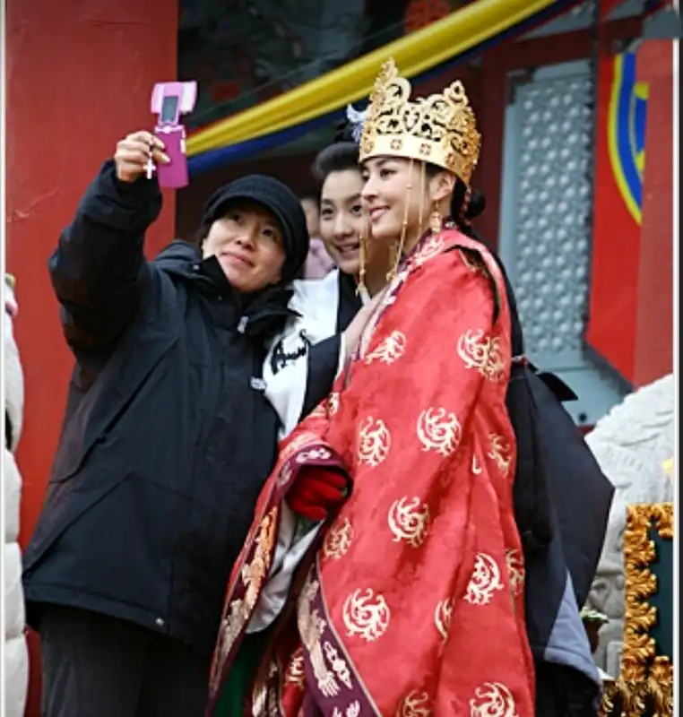 قاب روز | چهره خندان سوسانو در پشتصحنه عروسی با جومونگ قاب روز | چهره خندان سوسانو در پشتصحنه عروسی با جومونگ