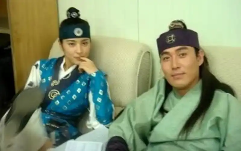 عکس آنلاین | سوسانو و شوهر اولش اوته در اتاق استراحت سریال جومونگ سال ۱۴۰۴ عکس آنلاین | سوسانو و شوهر اولش اوته در اتاق استراحت سریال جومونگ سال ۱۴۰۴