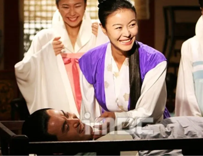 عکس آنلاین | چهره خندان یومیول و مدیر اوته در پشتصحنه سریال جومونگ سال ۱۴۰۴ عکس آنلاین | چهره خندان یومیول و مدیر اوته در پشتصحنه سریال جومونگ سال ۱۴۰۴