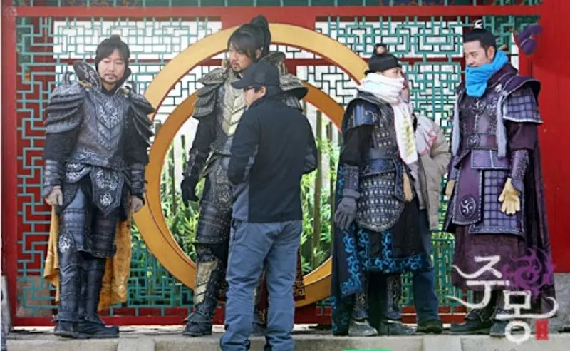 عکس آنلاین | سوسانو و مدیر سایونگ با شالگردن و دستکش در پشتصحنه سال ۱۴۰۴ عکس آنلاین | سوسانو و مدیر سایونگ با شالگردن و دستکش در پشتصحنه سال ۱۴۰۴