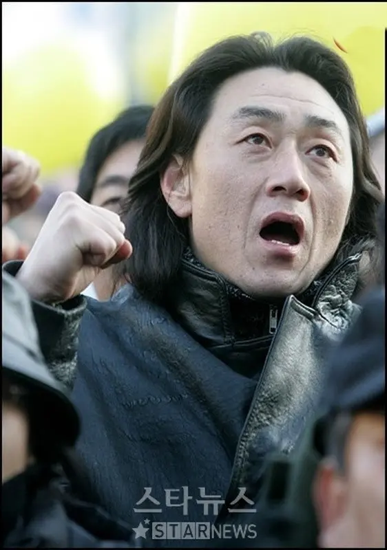 عکس آنلاین | ژنرال هموسو در حال شعار دادن در تظاهرات علیه تهاجم فرهنگی در سریال جومونگ سال ۱۴۰۴ عکس آنلاین | ژنرال هموسو در حال شعار دادن در تظاهرات علیه تهاجم فرهنگی در سریال جومونگ سال ۱۴۰۴