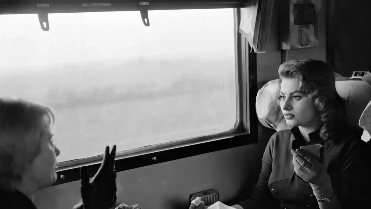 تاریخ وبگردی | عکس قدیمی از جوانی «سوفیا لورن» در حال سفر به ایتالیا در قطار سال 1332 سال ۱۴۰۴ تاریخ وبگردی | عکس قدیمی از جوانی «سوفیا لورن» در حال سفر به ایتالیا در قطار سال 1332 سال ۱۴۰۴