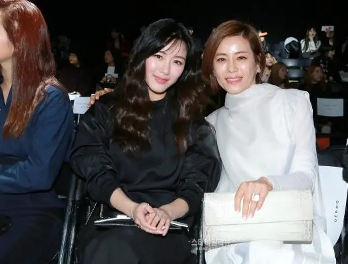 🔥تاریخ وبگردی |عکس تماشایی مادر تسو 11 سال بعد از سریال «جومونگ» در کنار دخترش لی دا این 🔥تاریخ وبگردی |عکس تماشایی مادر تسو 11 سال بعد از سریال «جومونگ» در کنار دخترش لی دا این