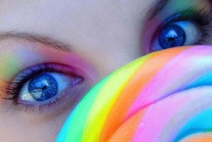 تاریخ و زمان وبگردی؛ شاهکار نقاشی این خانم بر روی گرد و خاک ماشین تاریخ و زمان وبگردی؛ شاهکار نقاشی این خانم بر روی گرد و خاک ماشین