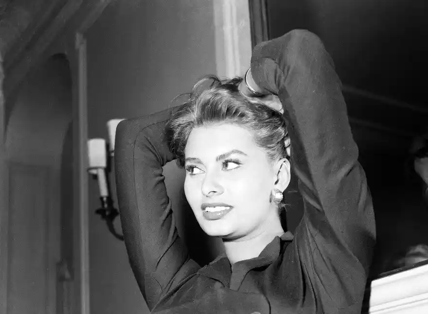 عکس جدید | چهره و استایل «سوفیا لورن» در 20 سالگی سال 1333 عکس جدید | چهره و استایل «سوفیا لورن» در 20 سالگی سال 1333