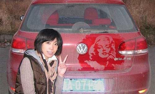 شاهکار نقاشی این خانم بر روی گرد و خاک ماشین شاهکار نقاشی این خانم بر روی گرد و خاک ماشین