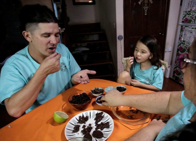 خانوادهای خوردن سوسک و جیرجیرک را جایگزین گوشت کرد (تصاویر) خانوادهای خوردن سوسک و جیرجیرک را جایگزین گوشت کرد (تصاویر)