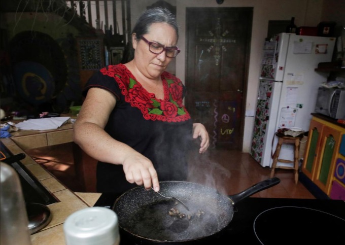 خانوادهای خوردن سوسک و جیرجیرک را جایگزین گوشت کرد (تصاویر) خانوادهای خوردن سوسک و جیرجیرک را جایگزین گوشت کرد (تصاویر)
