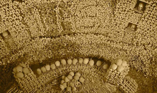 بناهای تاریخی که به جای آجر از جمجمه انسان ساخته شده اند بناهای تاریخی که به جای آجر از جمجمه انسان ساخته شده اند