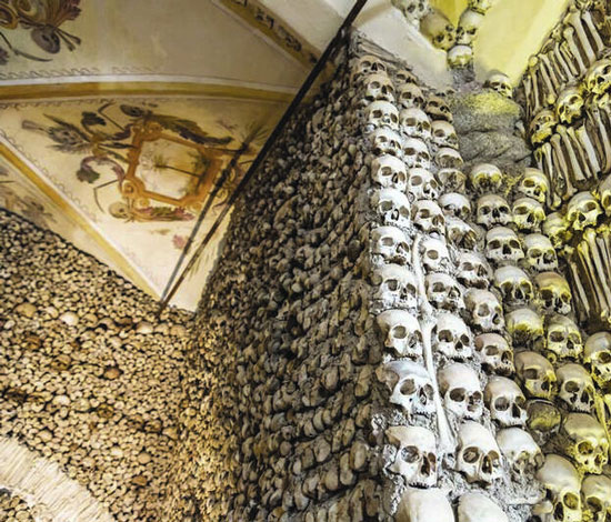 بناهای تاریخی که به جای آجر از جمجمه انسان ساخته شده اند بناهای تاریخی که به جای آجر از جمجمه انسان ساخته شده اند