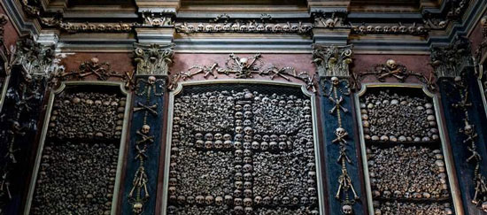 بناهای تاریخی که به جای آجر از جمجمه انسان ساخته شده اند بناهای تاریخی که به جای آجر از جمجمه انسان ساخته شده اند