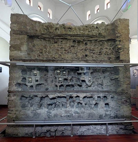 بناهای تاریخی که به جای آجر از جمجمه انسان ساخته شده اند بناهای تاریخی که به جای آجر از جمجمه انسان ساخته شده اند