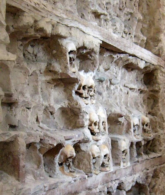 بناهای تاریخی که به جای آجر از جمجمه انسان ساخته شده اند بناهای تاریخی که به جای آجر از جمجمه انسان ساخته شده اند