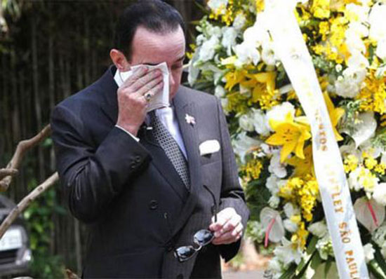 مرد میلیاردی که پول زیاد دیوانه اش کرده است + عکس مرد میلیاردی که پول زیاد دیوانه اش کرده است + عکس