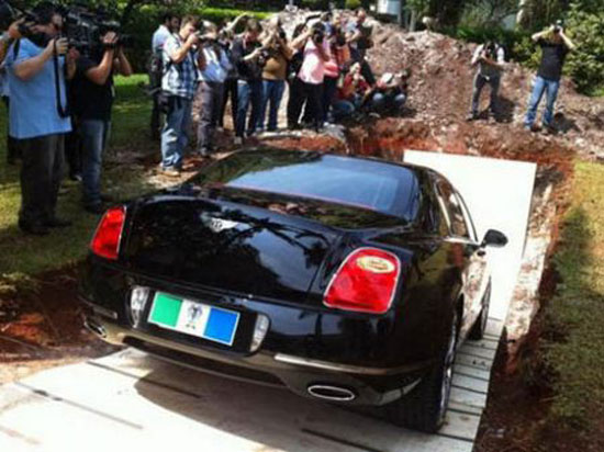 مرد میلیاردی که پول زیاد دیوانه اش کرده است + عکس مرد میلیاردی که پول زیاد دیوانه اش کرده است + عکس