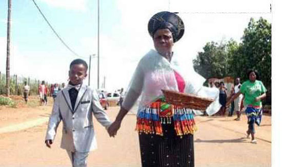 خبر جدید | ازدواج جنجالی پسر 8 ساله با زن 60 ساله + عکس