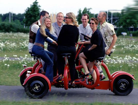 دوچرخه ای که میتواند 7 نفر را حمل کند + عکس دوچرخه ای که میتواند 7 نفر را حمل کند + عکس